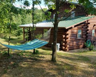 Rustic but modern log cabin in Montello on 10 acres 1/2 hour from WI Dells - Montello - Patio