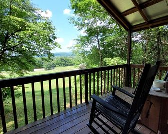 Sparta's Hidden Gem: Unique Views Cabin for an Intimate Escape - Sparta - Balcony