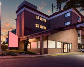 Seatac Hotel For Relaxed Travel! Free Airport Shuttle + Pets Allowed - SeaTac - Edificio