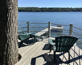 Gracious Mid-Century Modern--Right on Cazenovia Lake, with Expansive Grounds - Cazenovia - Balkon