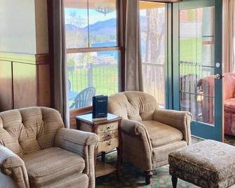 Grand View Cottage 3 Bedroom - Lake Placid - Living room