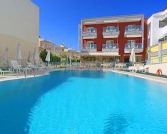Summer Dream Hotel - Polychrono - Piscina