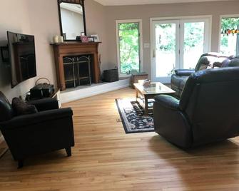 Washington Baltimore Annapolis Area Home, Great for Re-lo or Extended Stay - Pasadena - Living room