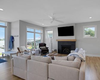 Skye Retreat : Dive Into Summer Fun at Skye Retreat on Wamplers Lake - Brooklyn - Living room