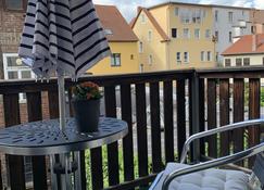 Ferienwohnung Friedrich Schiller, 2 Schlafzimmer, Balkon,kostenloses WiFi, nähe Zentrum, - Jena - Balcón