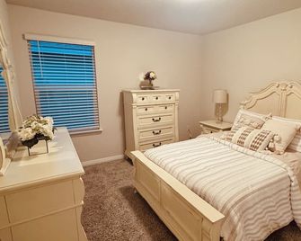 Cozy 4-bedroom house in Austin’s backyard!With a community pool and gym! - Manor - Bedroom