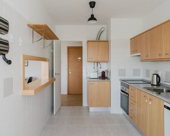 Blueground | Laranjeiras, fully furnished, washer - Lisbon - Kitchen