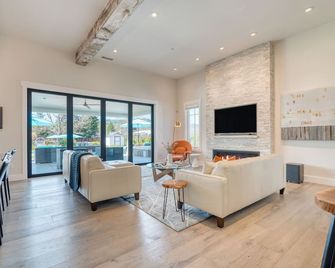 Luxe Pool Spa Fire Pit Game Room Piano Sonoma Pool Retreat by AvantStay - 켄우드 - 거실