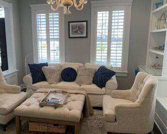 Renovated updated classic On a Historic Manasquan street One mile to beach ! - Manasquan - Obývací pokoj