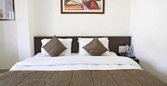 J R Avezika Comfort - Jamnagar - Bedroom