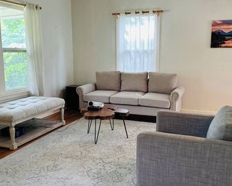 2-3 BR house with big fenced yard & private carport - Austin - Sala de estar