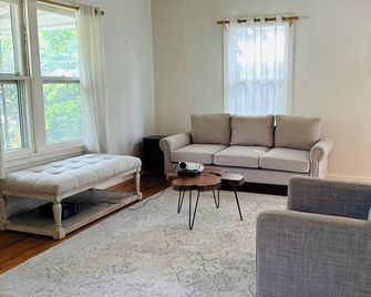 2-3 BR pet friendly house with big fenced yard & private carport - Austin - Living room