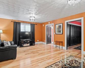 Newly Renovated | Flx Lake Access | Near Casino - Seneca Falls - Living room