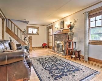 Lovely Home Near Fdu And Holy Name Hospital! - Teaneck - Living room