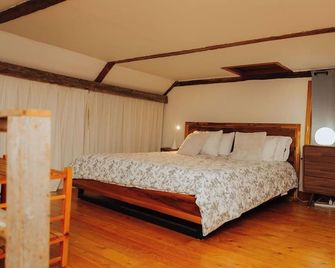A romantic getaway or peaceful place to unwind and relax - Sackville - Ložnice