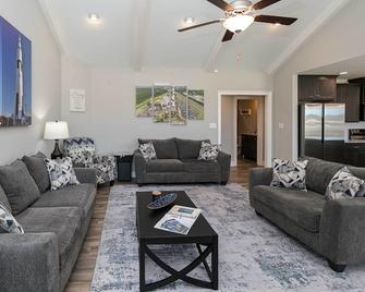 Spacious Hazel Green Home with Fireplace, Yard! - Hazel Green - Living room