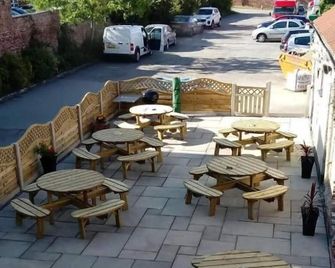 Wellington Hotel - Howden - Patio