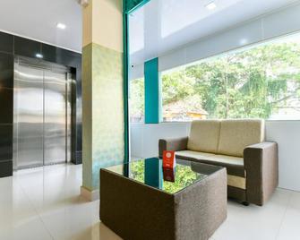 OYO 23211 Green Line Residency - Nedumbassery - Лоббі