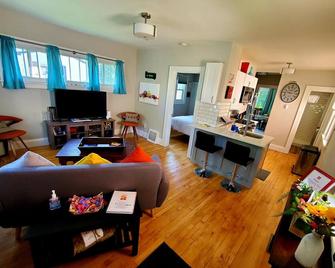 Sandra's Ne Mpls Picket Fence Cottage - Minneapólis - Sala de estar