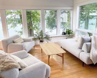 Waterfront 4 Bedroom Home With Spectacular Views - Wellington - Living room