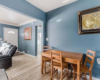 Cozy 3br Home In Oakdale With Bbq & Private Patio! - Saint Paul - Dining room
