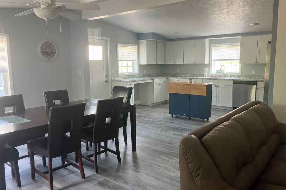 Perfect 3-bedroom mobile home with AC in charming Albion. Mobility-accessible.