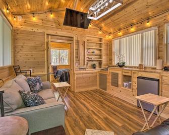 Grill, Fire Pit Pet-Friendly Lakeside Cottage! - Pinetop-Lakeside - Living room