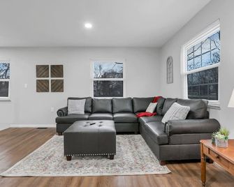 New Albany Charmer - Over 1 Acre ! - New Albany - Living room