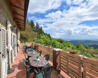 3 Bedroom Amazing Apartment In Portole - Montanare - Varanda