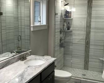 4 bedroom house just 10 minutes from the center of DSM - Ankeny - Bathroom
