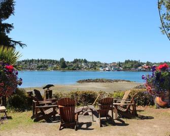 Romantic Cove - Ocean room, deck & hot-tub - Ucluelet - Patio