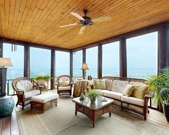 Serene estate home with private pool, stunning 360 views - Canton - Sala de estar