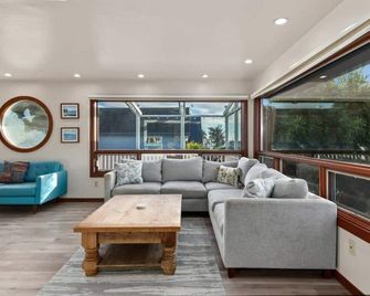 Harbor Home - 2 blocks from the beach! - Santa Cruz - Living room