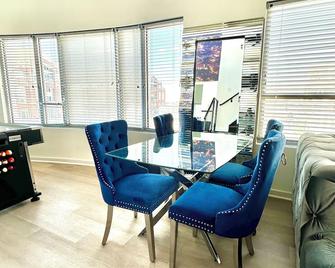 Stylish loft, centered in the heart of Atlantic station. - Atlanta - Comedor