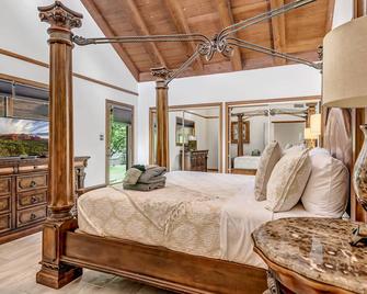 Sedona Trails End -Private Yard, Direct Access to Oak Creek, Restaurants, Hiking/Biking Nearby - Sedona - Bedroom