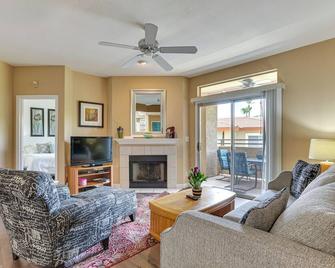14 Mi to Dtwn Phoenix Condo with Balcony and Spa! - Phoenix - Living room
