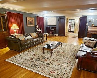 Hendee Mansion 5br Historic Home - Springfield - Living room