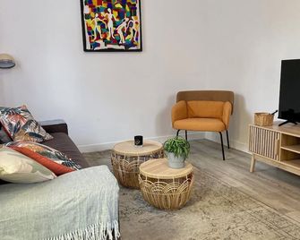 Town house in Enghien les Bains (with its casino) 10mn from Paris by train. - Enghien-les-Bains - Wohnzimmer