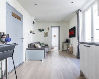 Cute Affordable 1-Br Minutes from Cannes - كان - غرفة معيشة