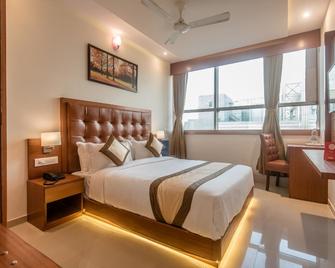 OYO 9328 Empire Suite - Mumbai - Bedroom