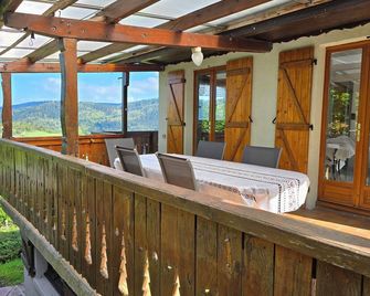 Chalet sous les sapins, calme, superbe vue avec piscine et sauna - Rochesson - Balcon