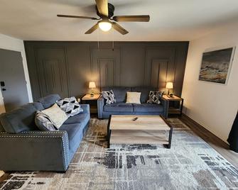 Mid City Hsv Condo - Fully Renovated! - Huntsville - Living room