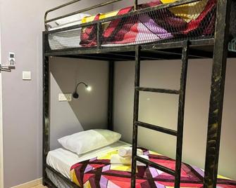 Brighton Inn & Camping Resort - Miri - Bedroom