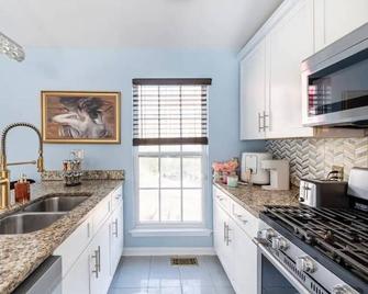 Amazing, cozy & warm family homeWarm and cozy home - Lithonia - Kitchen