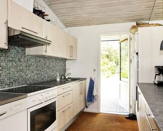 Spacious Holiday Home In Højslev Near Sea - Højslev - Cucina