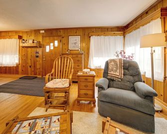Walk to Edinboro Lake: Cozy Cottage w/ Porch! - Edinboro - Sala de estar