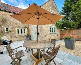 2 bedroom accommodation in Broughton Gifford, near Melksham - Bradford-on-Avon - Patio