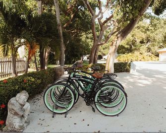 Private Cottage on Bayfront Estate with Pool, Beach, Dockage, Kayaks and More - Islamorada - Pool