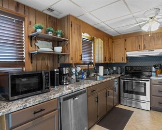 Quiet, golf lake community cozy 2bdr 1 bth getaway - Sanford - Cocina