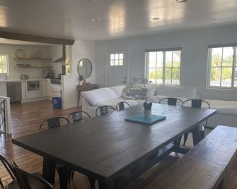 Private modern barn custom home, mini golf, ping pong.Best location. - Temecula - Dining room
